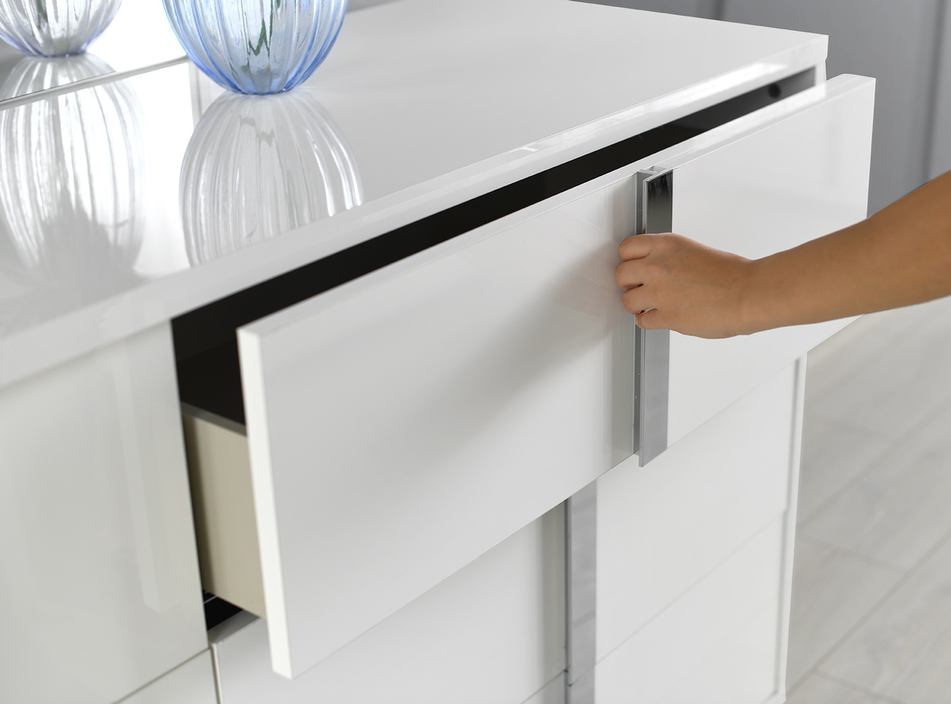 Giulia Bedroom Collection in Gloss White - Image 11