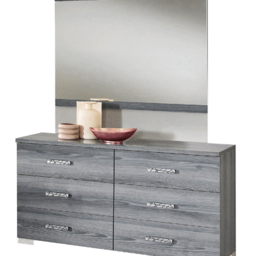 Nicole Dresser / Mirror